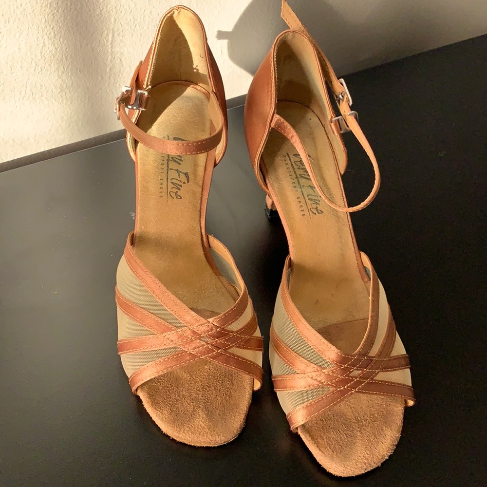 Very Fine Ballroom dance sport shoes. Tan/bronze size 7.